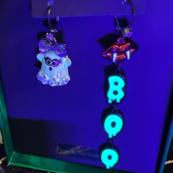 BETSEY JOHNSON NIB Glow In The Dark Ghost & Vampire Lips BOO Halloween Earrings - Picture 13 of 13